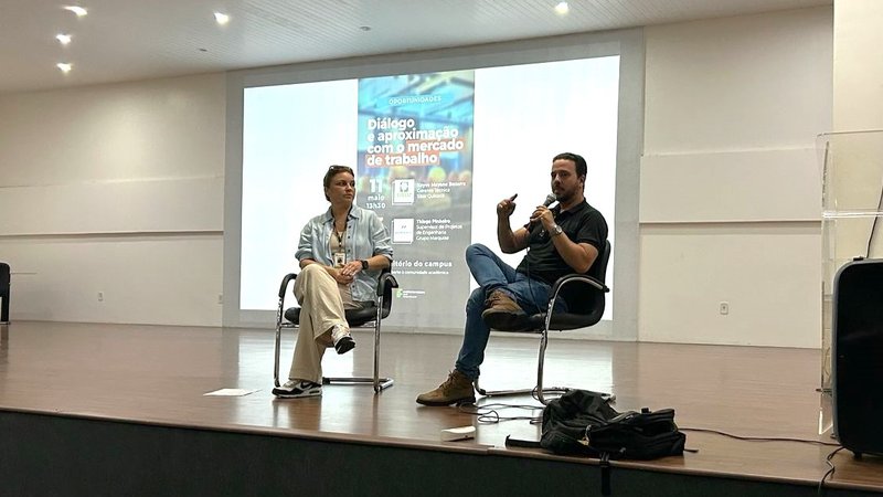 Professora responsável pelo Setor de Estágios de Quixadá promove diálogo entre estudantes e empresas