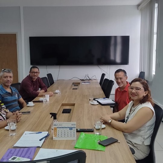 Professores do IFCE e de universidade Tucumán reunidos para debater cooperação acadêmica
