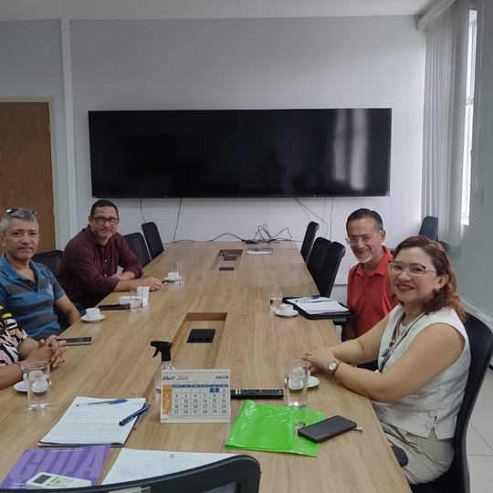 Professores do IFCE e de universidade Tucumán reunidos para debater cooperação acadêmica