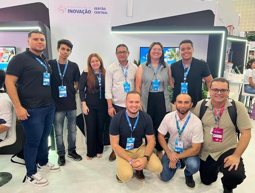 Professores e estudantes do campus de Quixadá em visita ao stand do Sertão Central