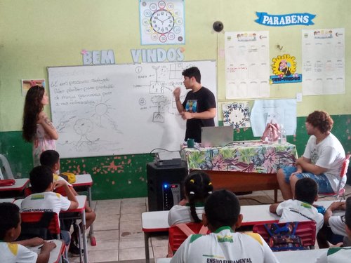 Rodrigor em atuação na escola