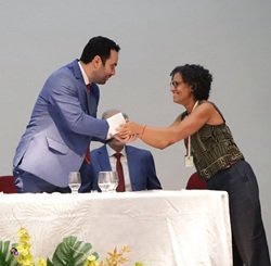 Servidora recebe homenagem