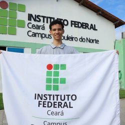 Tabuleiro do Norte - Kauã Honorato na fachada do campus