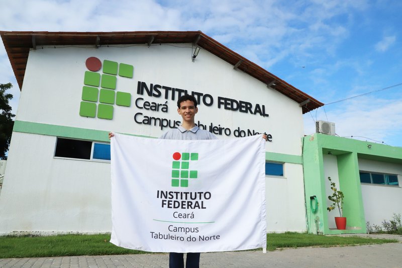 Tabuleiro do Norte - Estudante segurando a bandeira do campus