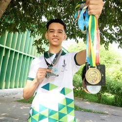 Tabuleiro do Norte - Estudante segurando medalhas de Olimpíadas