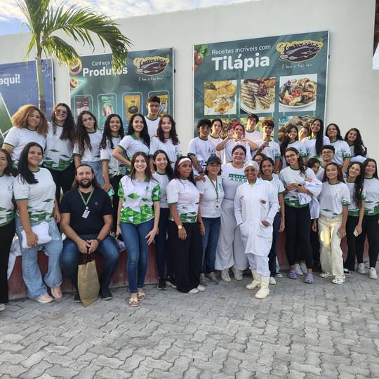 Visita de alunos do técnico em Química à empresa industrial de pescados
