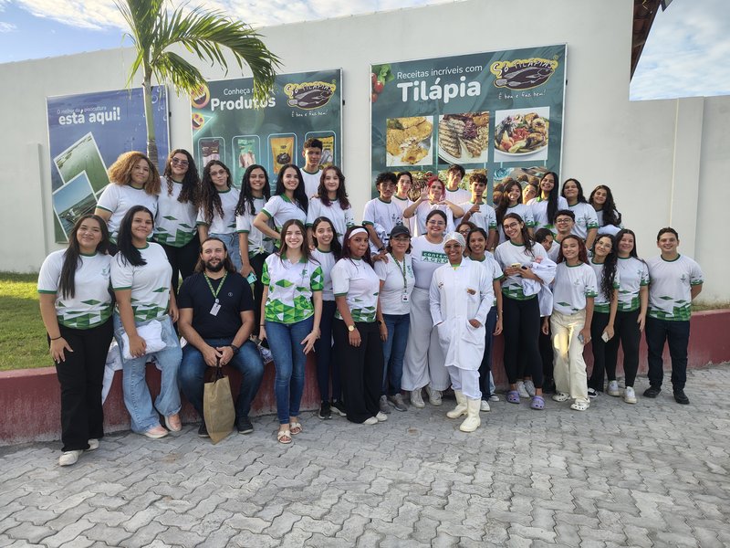 Visita de alunos do técnico em Química à empresa industrial de pescados