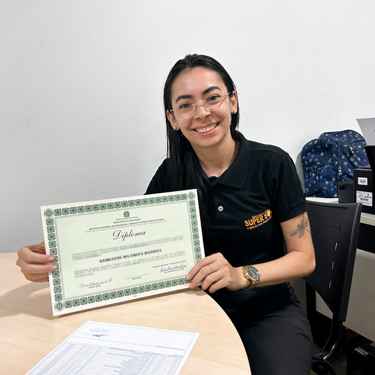 Tabuleiro do Norte - Estudnate segurando o diploma