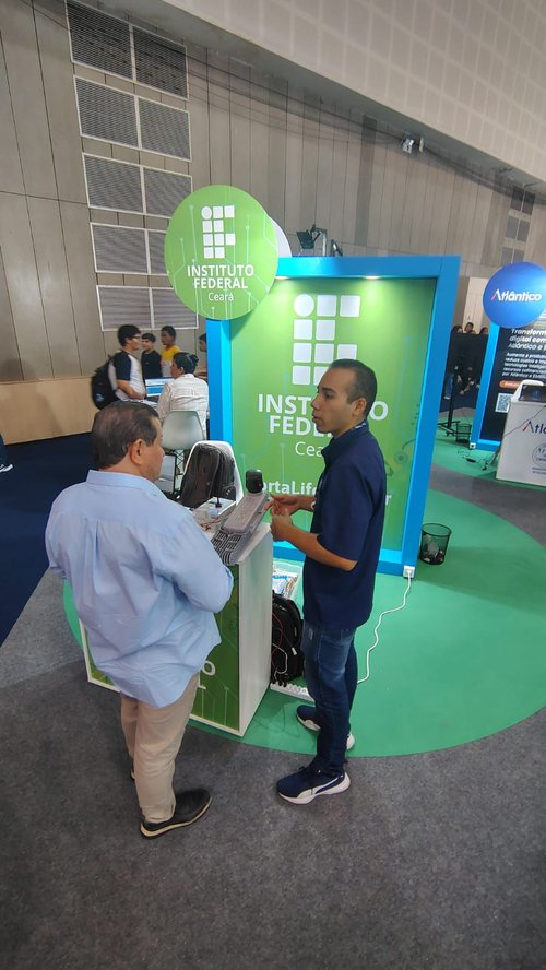 Pesquisadores do IFCE no stand do Instituto na Feira da Indústria (foto: Divulgação)