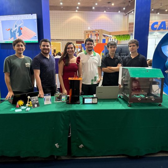 Pesquisadores do IFCE no stand do Instituto na Feira da Indústria (foto: Divulgação)