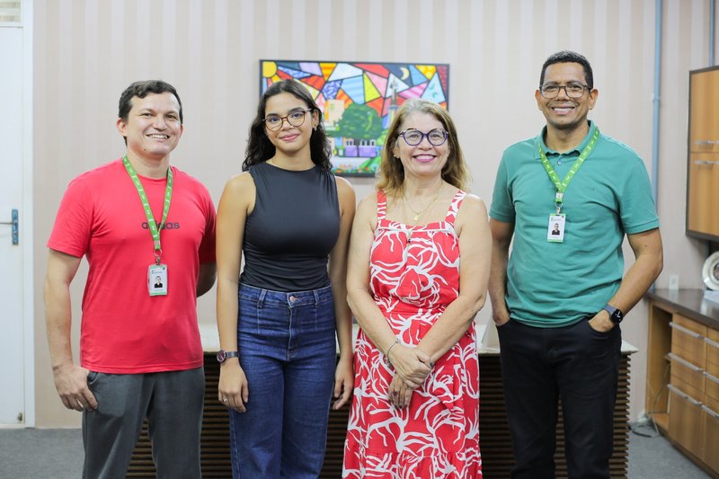Estudante aprovada entre o coordenador do curso, professor Cícero Erialdo (à esquerda) e a professora Rossana Barros, diretora-geral do campus (à direita) ao lado do professor Luís José Silveira, da disciplina de Física e chefe do Deppi. Foto: Guilherme Braga